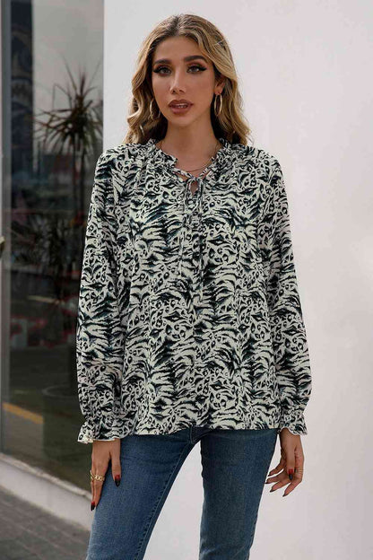 Blusa estampada con cuello anudado y ribete de volantes