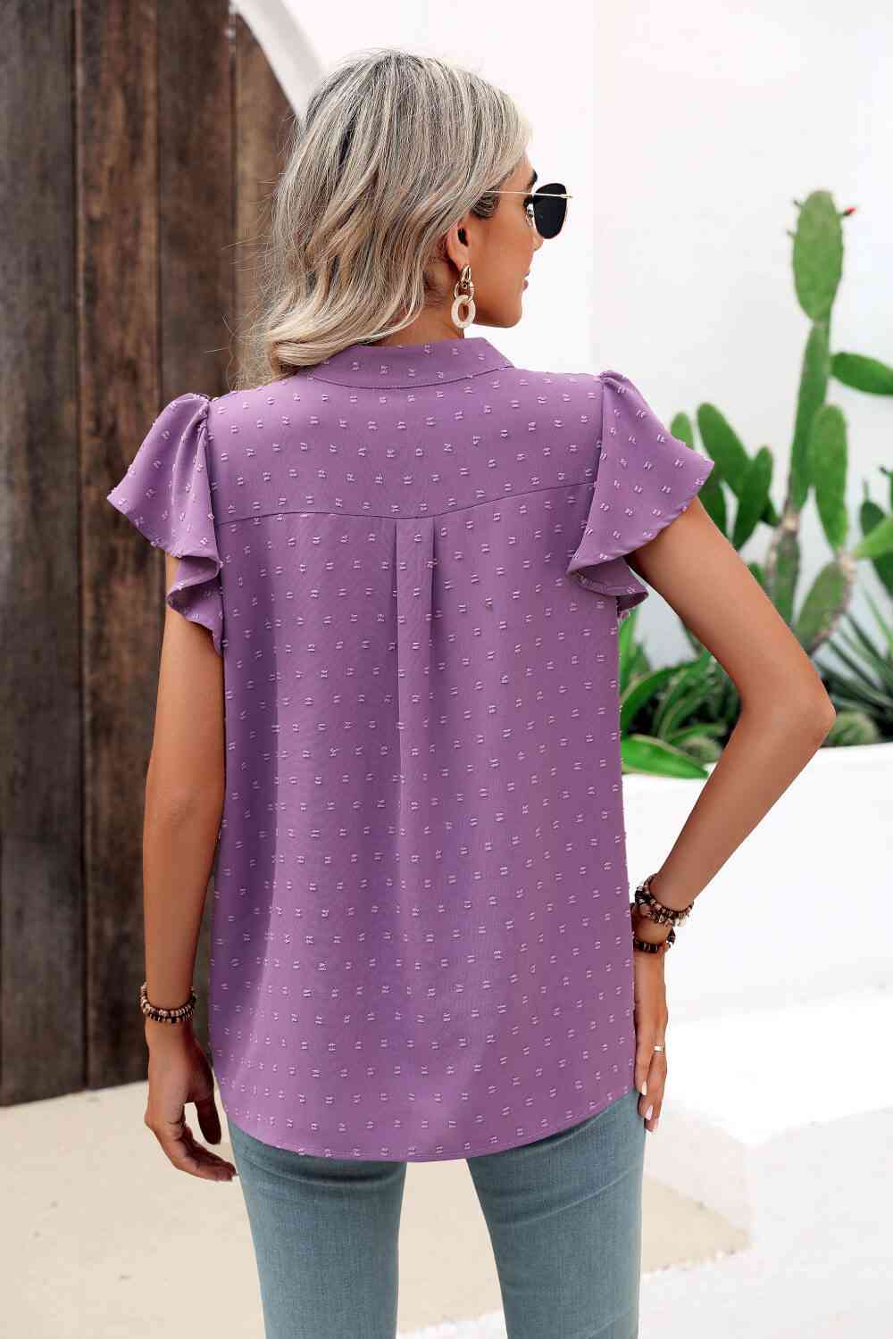 Blusa con cuello con muescas y mangas acampanadas con lunares suizos