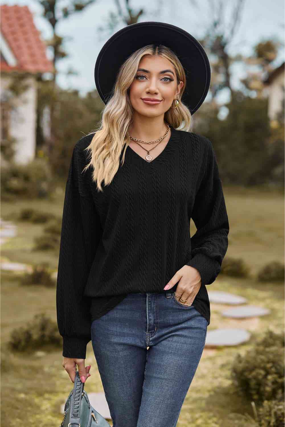 Blusa con hombros caídos y cuello en V