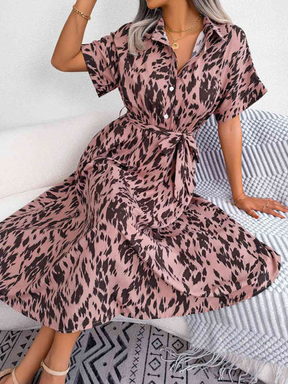 Robe imprimée à col et manches courtes avec lien à la taille