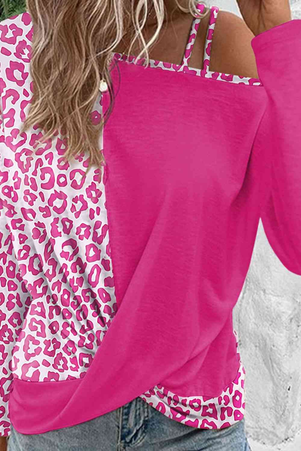 Blusa de manga larga con cuello asimétrico de leopardo