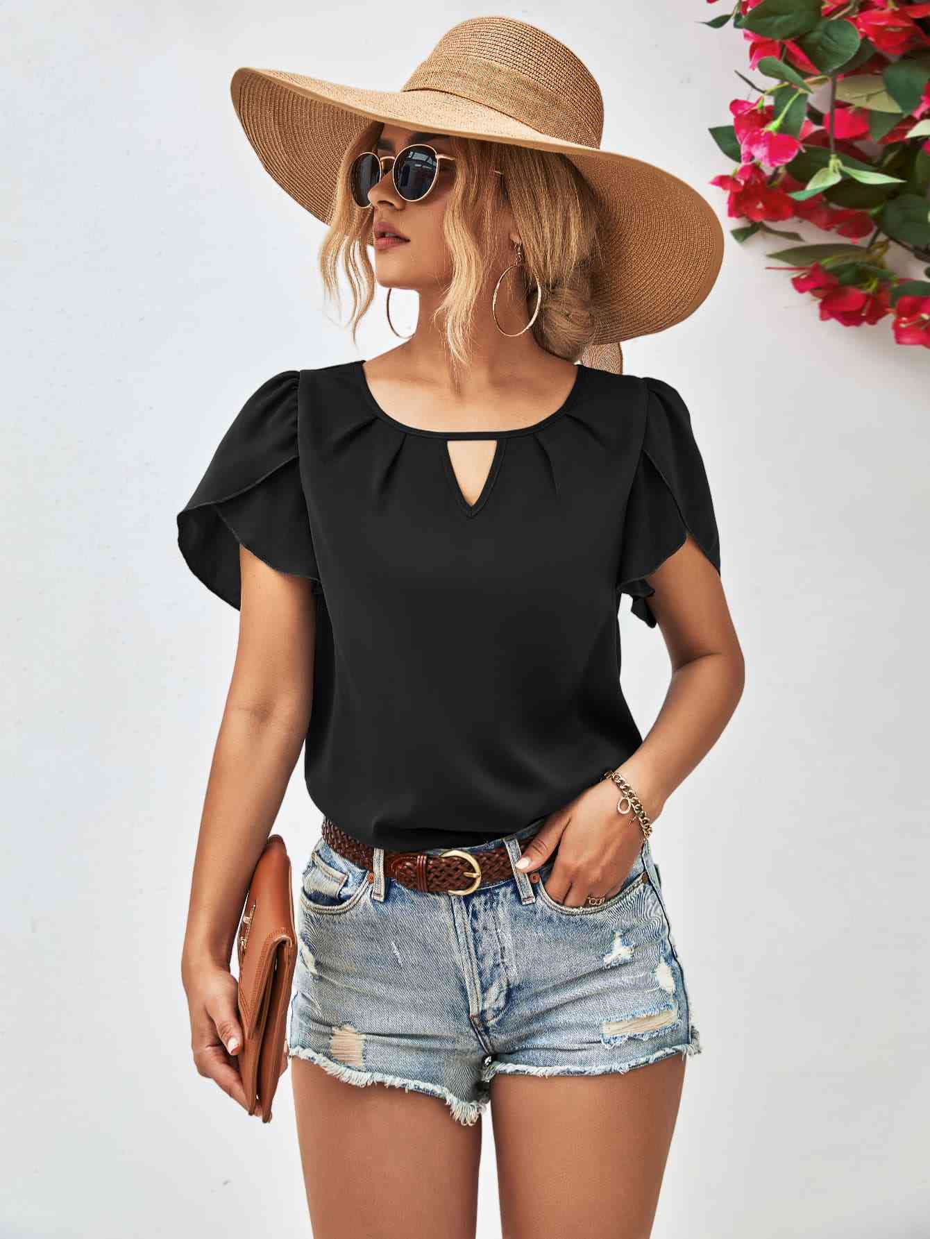 Blouse découpée à col rond et manches pétales