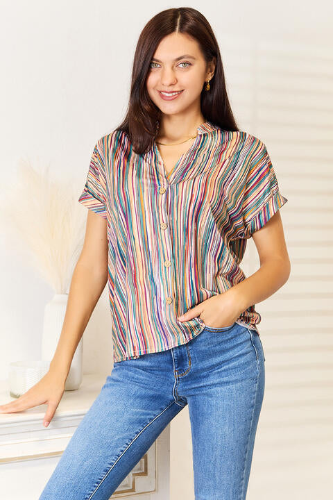 Top con cuello con muescas y rayas multicolores de Double Take