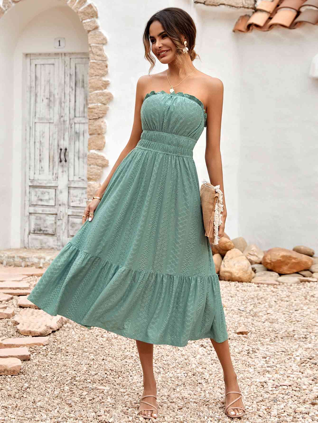 Robe midi sans bretelles à volants