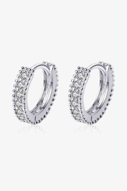 Boucles d'oreilles Huggie en moissanite incrustées d'argent sterling 925