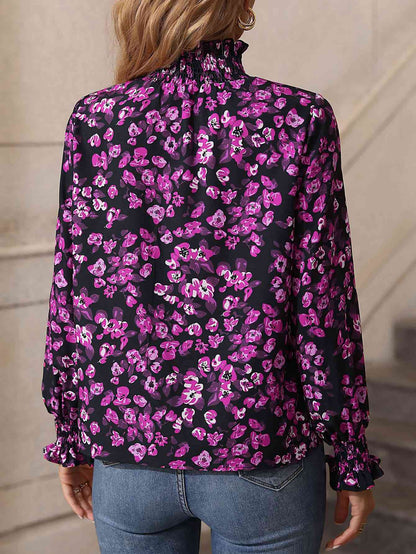 Blusa floral con cuello fruncido y volantes