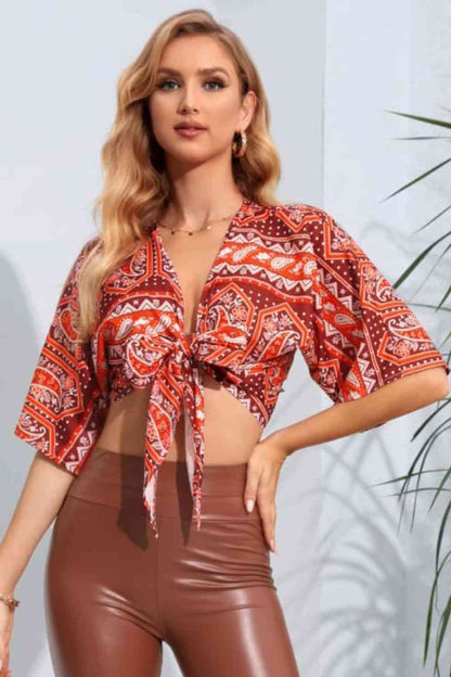 Blusa corta con manga dolman y estampado con lazo en la parte delantera