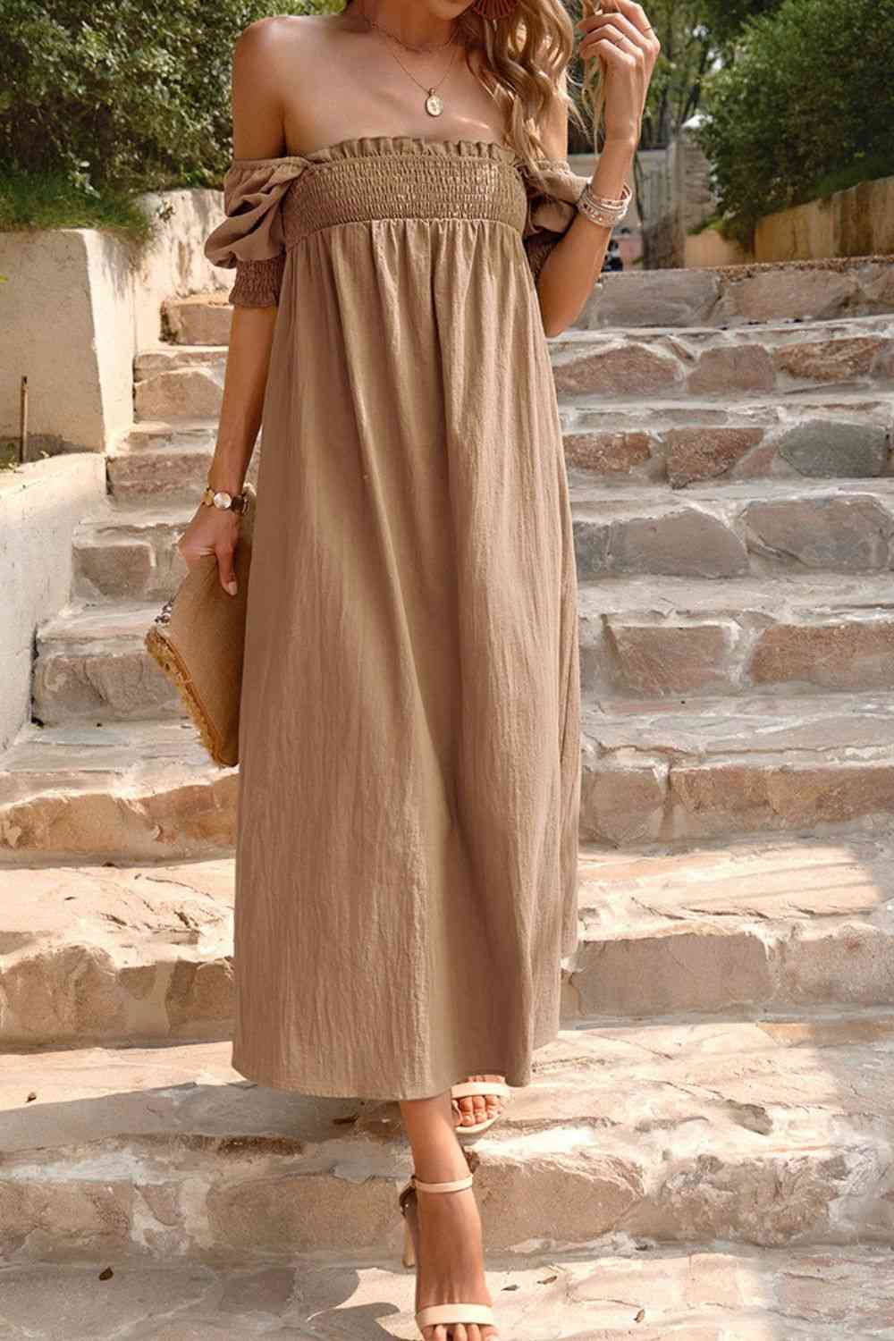 Robe midi smockée à col carré et poches