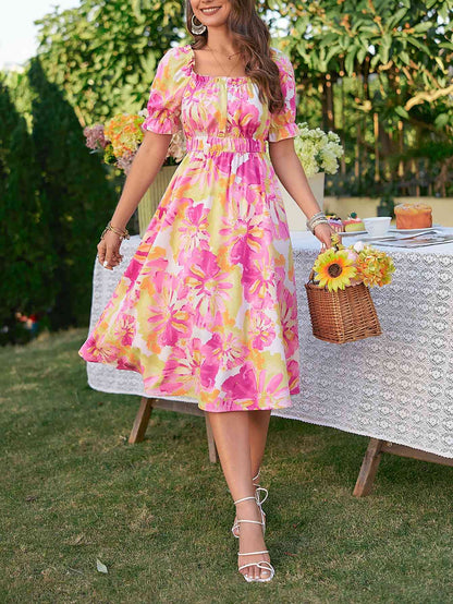 Vestido con cuello cuadrado y ribete de volantes florales