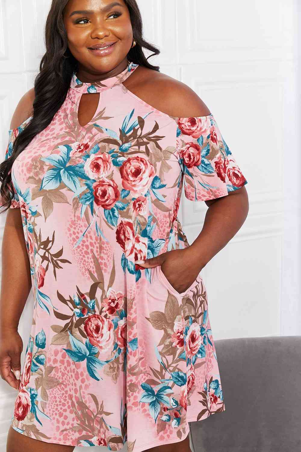 Sew In Love Robe à épaules dénudées pleine grandeur avec fleurs fraîchement coupées