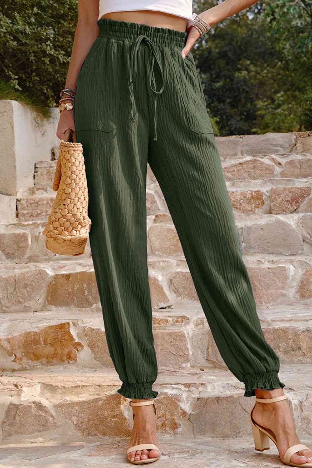 Pantalones texturizados con cintura fruncida y bolsillos