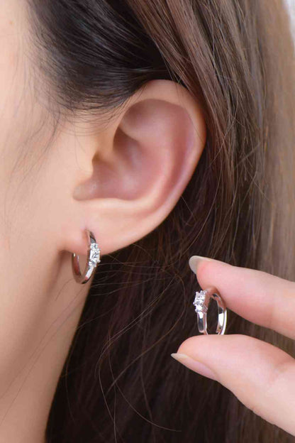 Pendientes Huggie de plata de ley 925 con moissanita