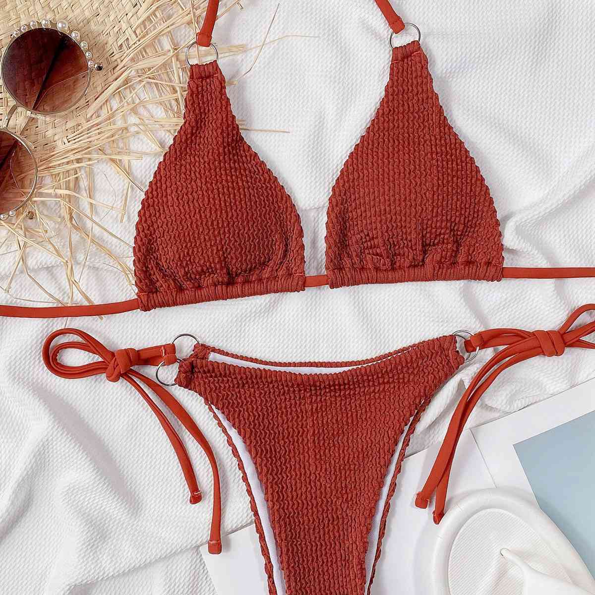 Ensemble de bikini texturé à col licou et noué sur les côtés