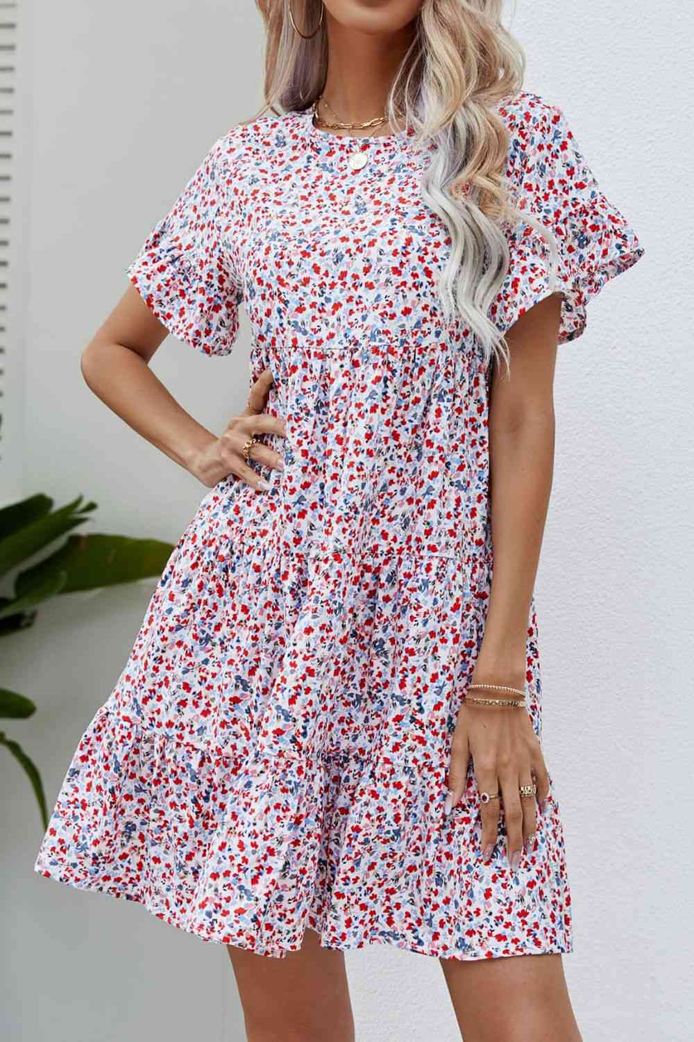 Vestido escalonado con mangas con volante y estampado floral de florecitas