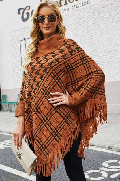 Poncho de pata de gallo con cuello alto y dobladillo con flecos