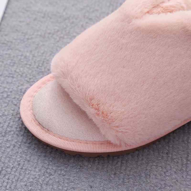 Pantuflas con punta abierta de piel sintética