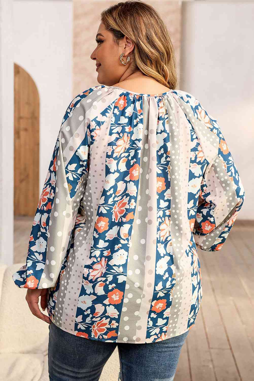 Blusa con cuello anudado y estampado floral de talla grande