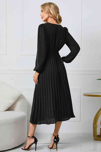 Robe mi-longue à col en V et manches longues avec lien à la taille