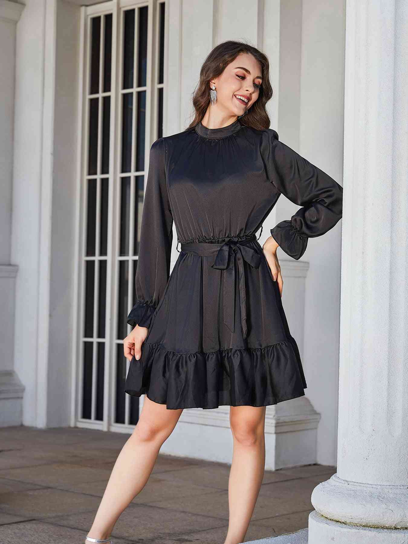 Robe longueur genou à col montant et ceinture à nouer avec ourlet volanté