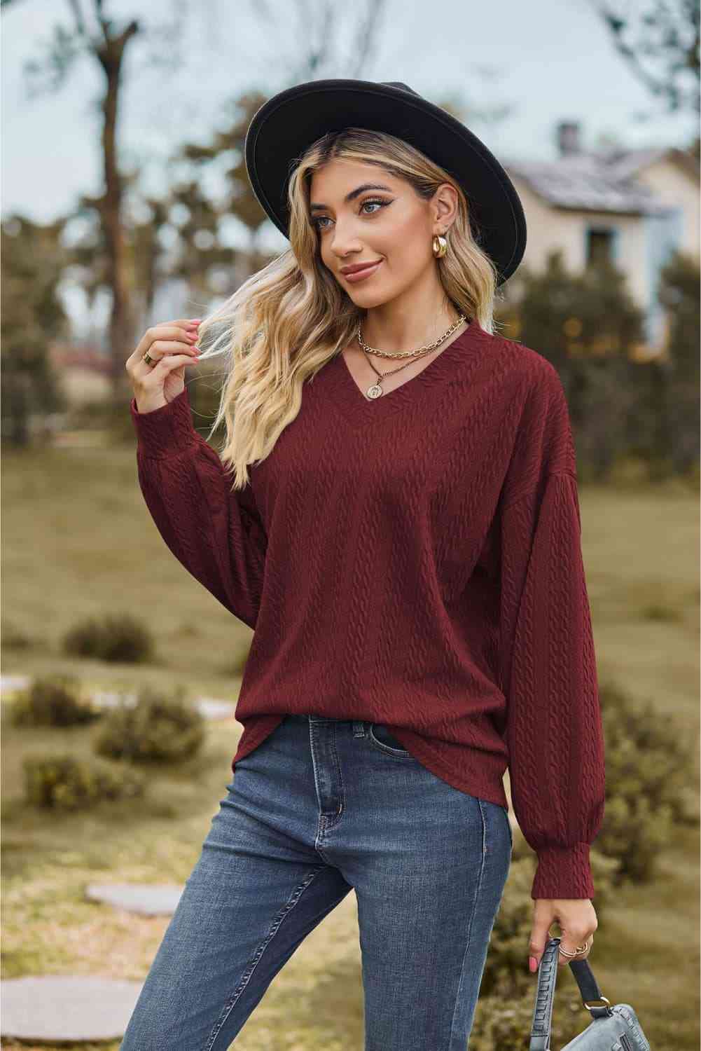 Blusa con hombros caídos y cuello en V