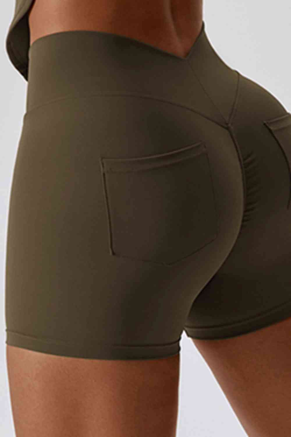 Short de sport à large ceinture et poche arrière