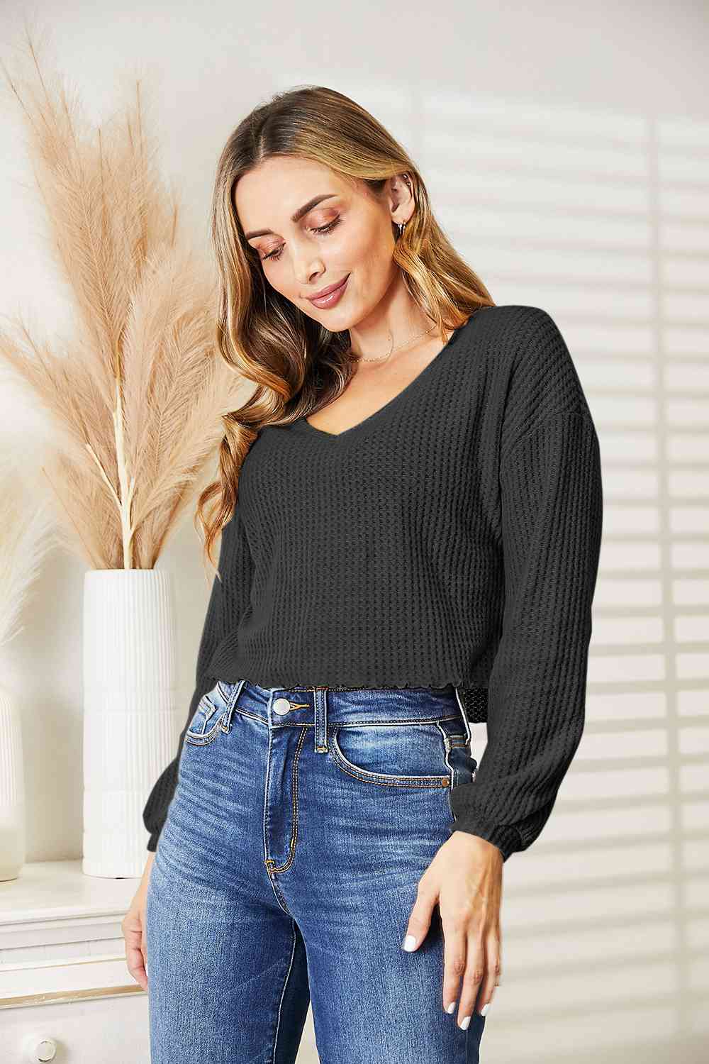 Blusa con cuello en V y punto tipo gofre de tamaño completo