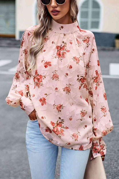 Blusa con manga farol y cuello simulado con estampado floral