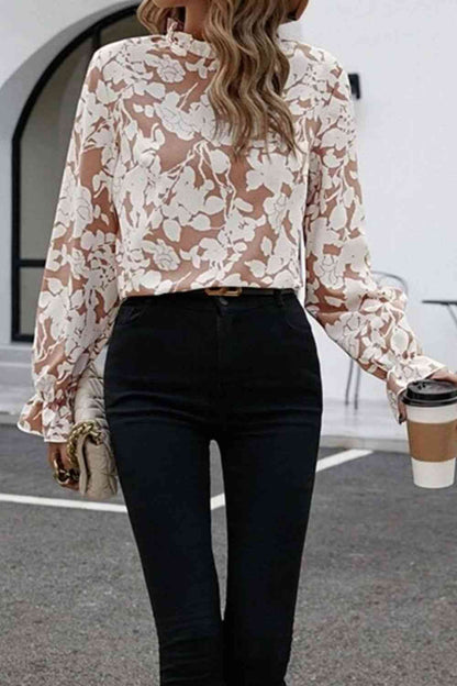 Blusa con estampado floral y mangas con volantes y cuello simulado