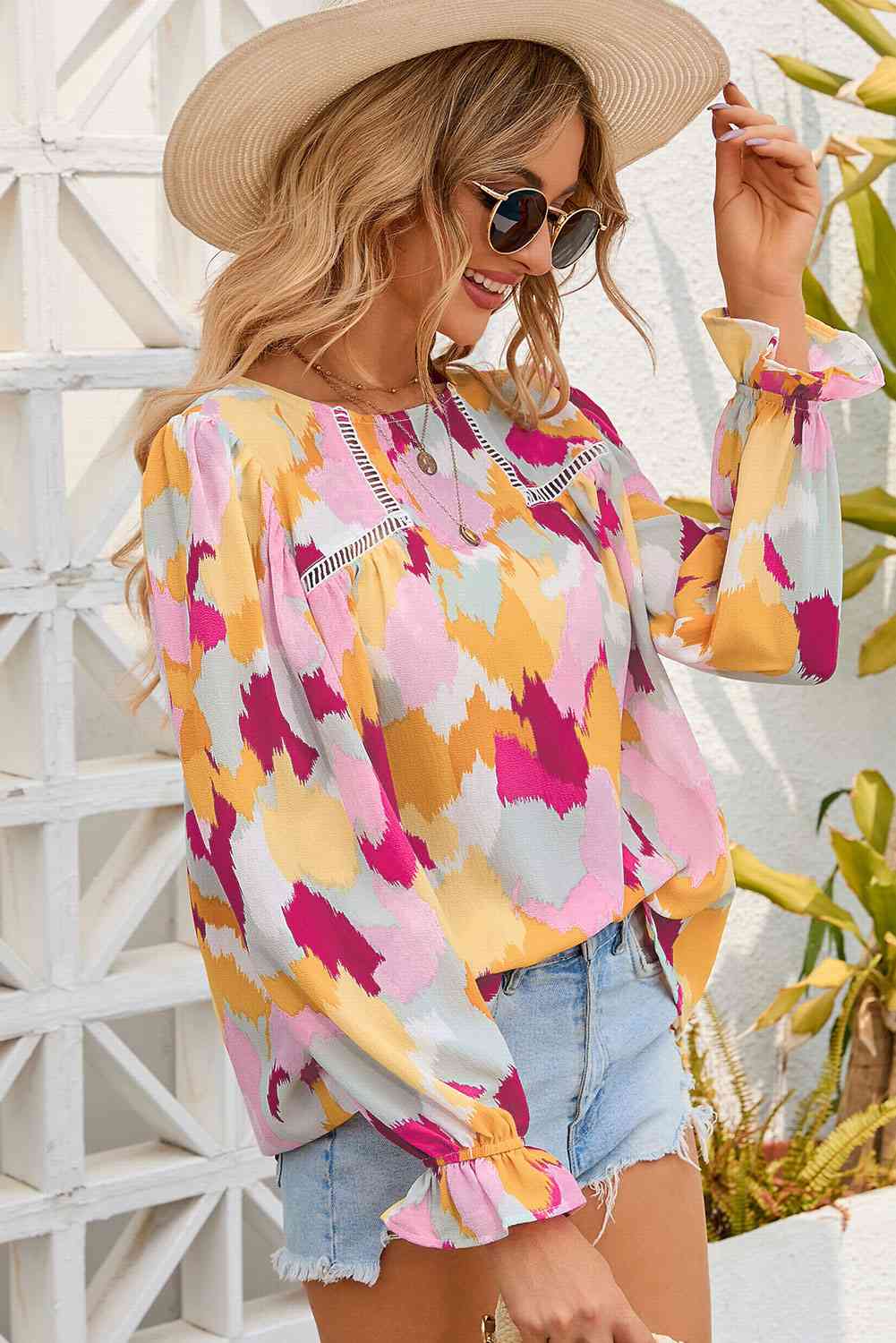 Blusa estampada con botones y mangas con volantes