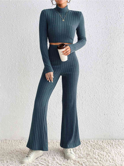 Ensemble pull court côtelé et pantalon taille haute