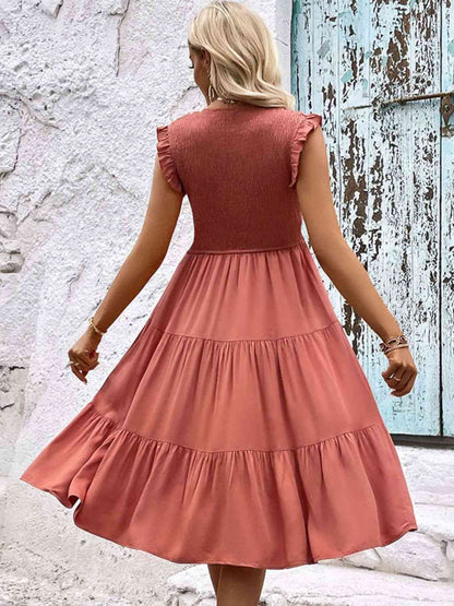 Vestido fruncido con cuello redondo y capas