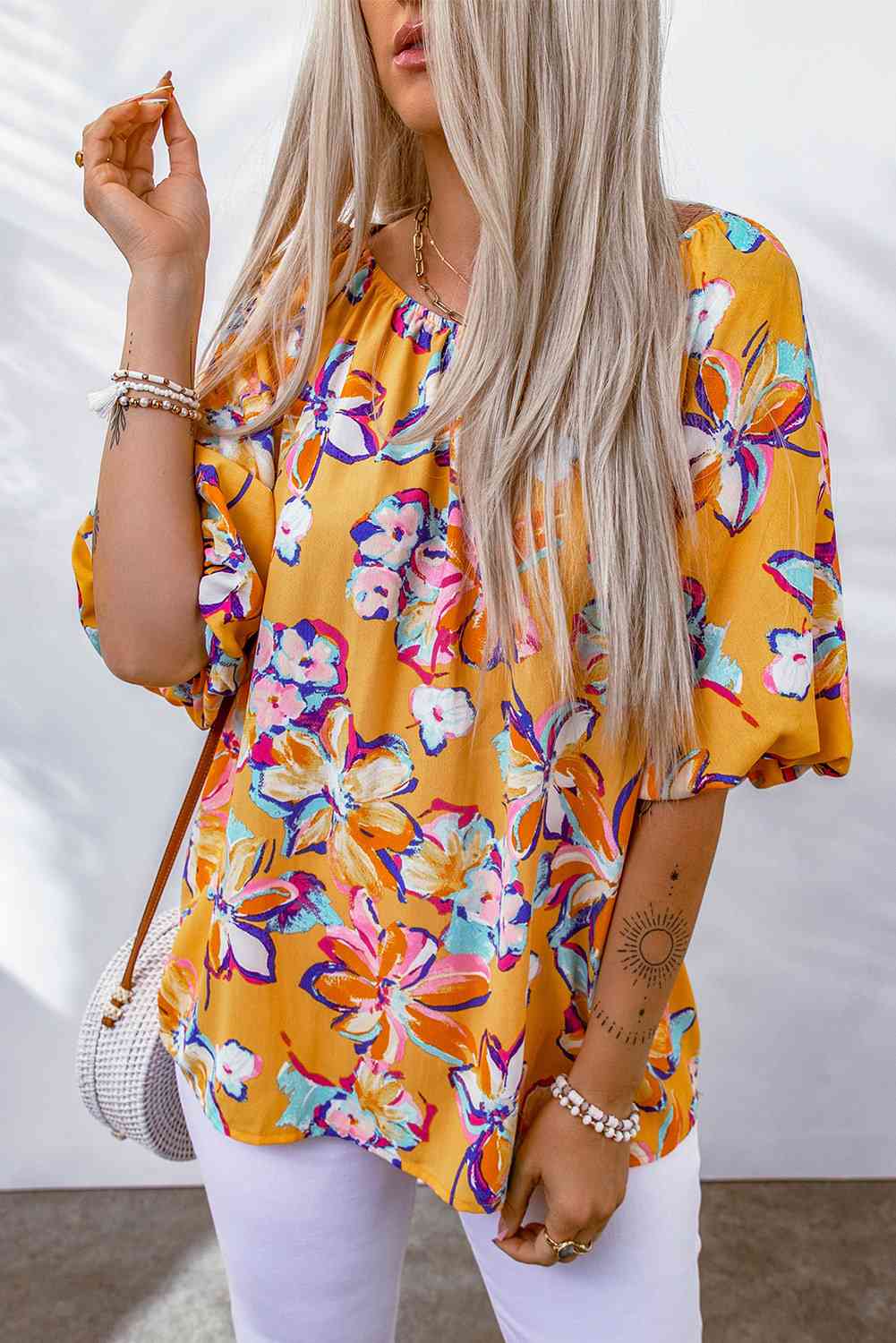 Blusa floral con cuello barco y mangas abullonadas