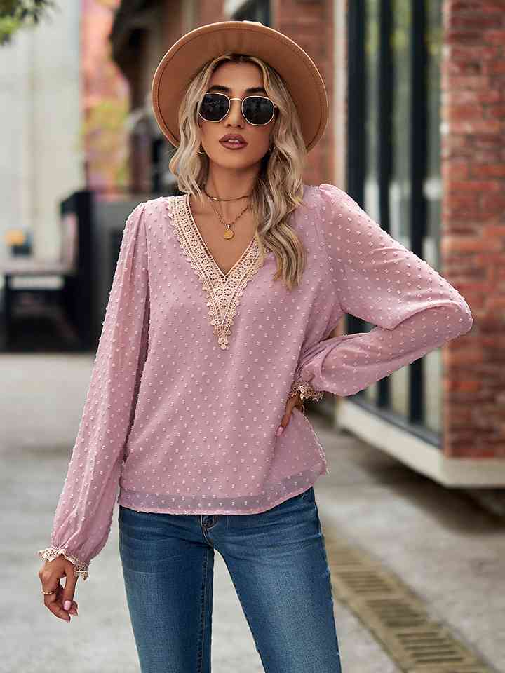 Blusa de manga larga con cuello en V y lunares suizos