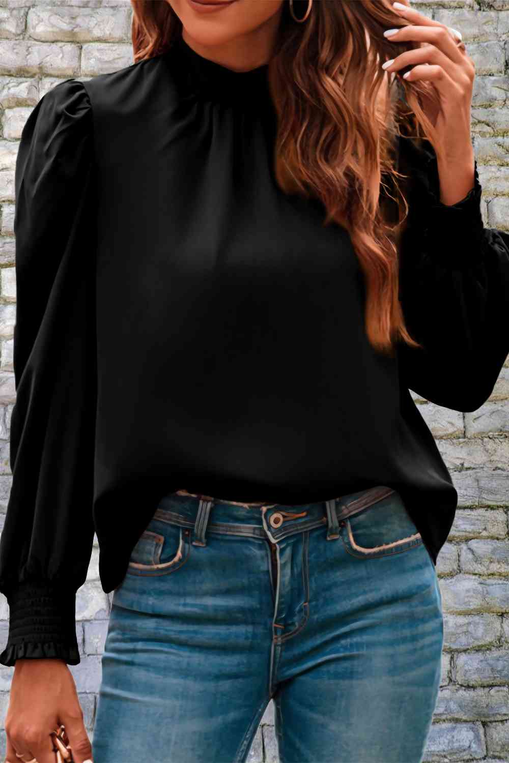 Blusa con mangas abullonadas y cuello simulado