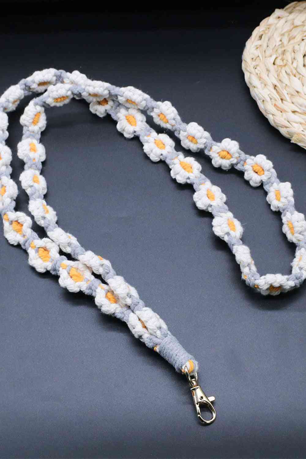 Lanière de téléphone en macramé à fleurs