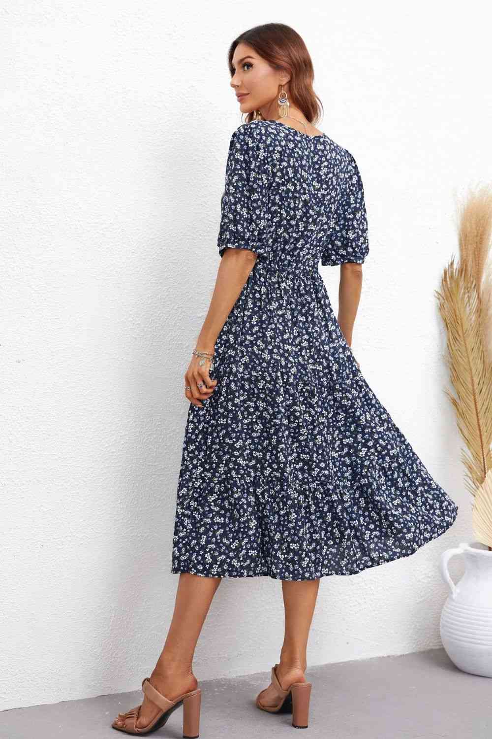 Vestido midi con ribete de encaje y cuello con muesca floral