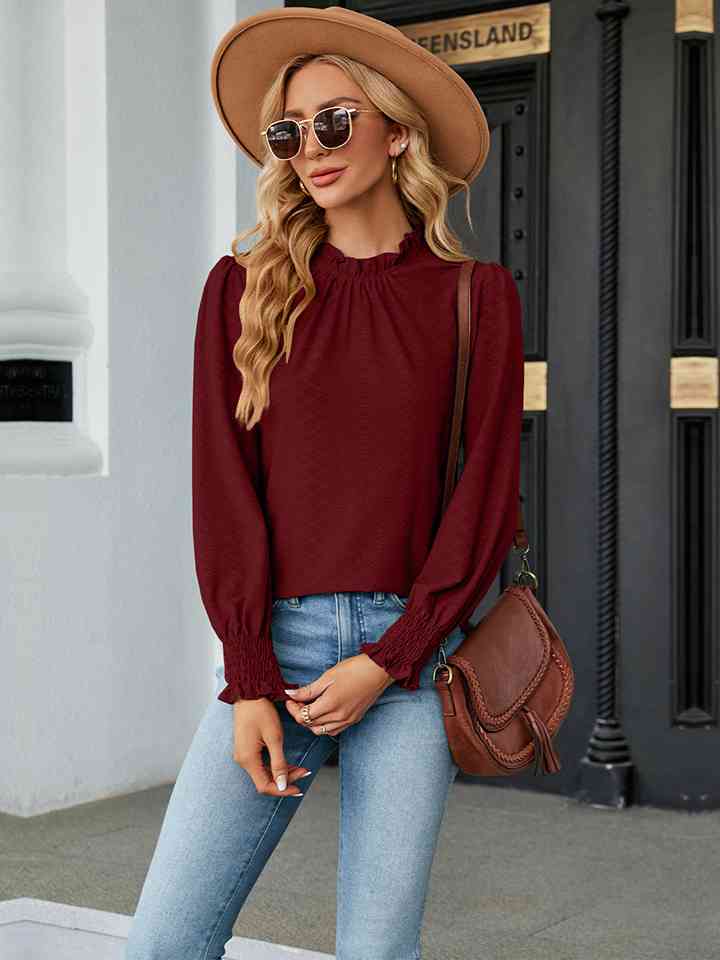 Blusa con cuello redondo y mangas con volantes