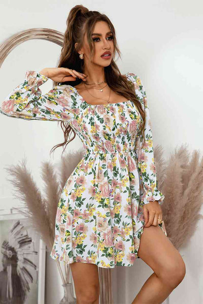 Robe florale smockée à col carré et manches volantées