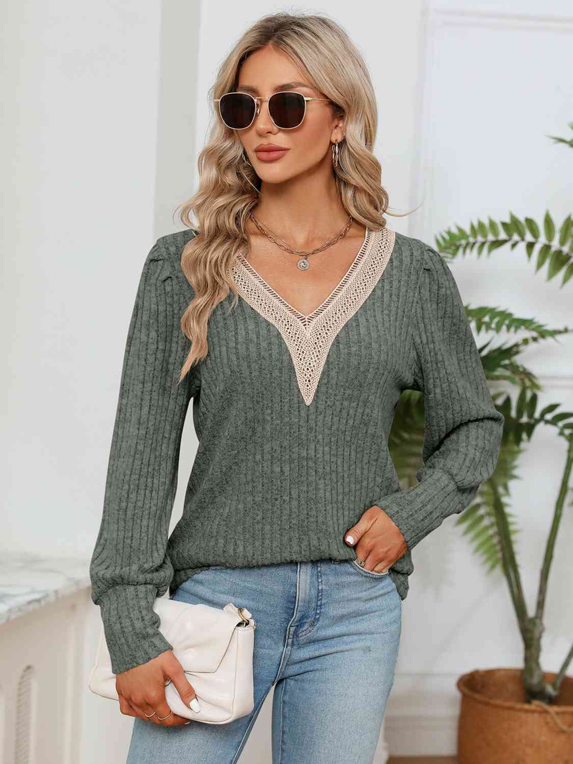 Blusa de canalé con cuello en V y detalle de encaje