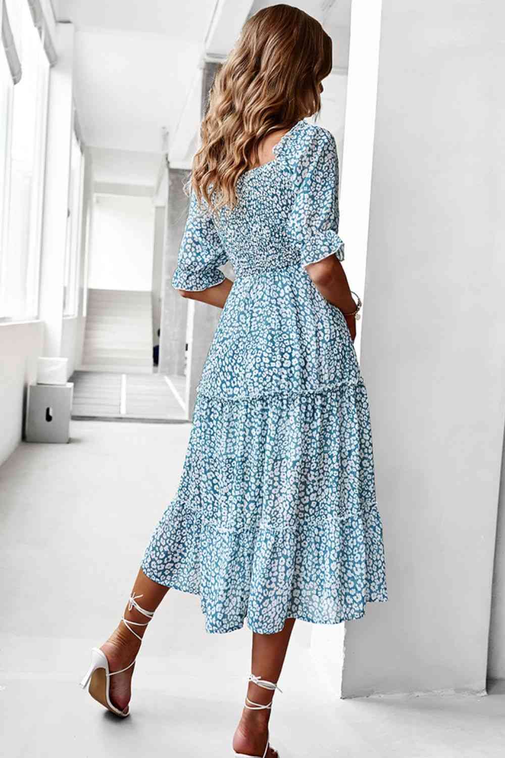 Robe midi smockée à petites fleurs et épaules dénudées