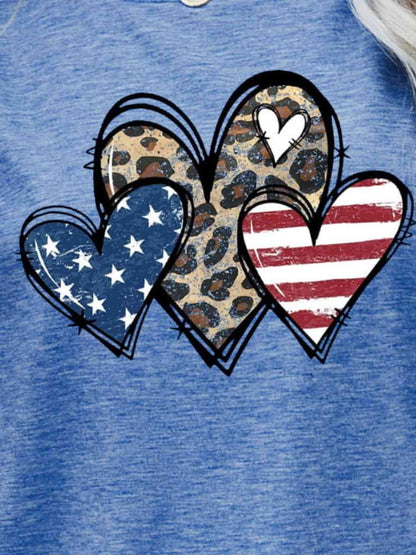 Camiseta con gráfico de corazón de leopardo y bandera de EE. UU.