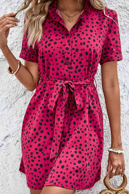 Robe à pois avec ceinture à nouer et manches courtes