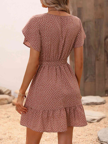 Robe imprimée à taille nouée, manches pétales et ourlet à volants