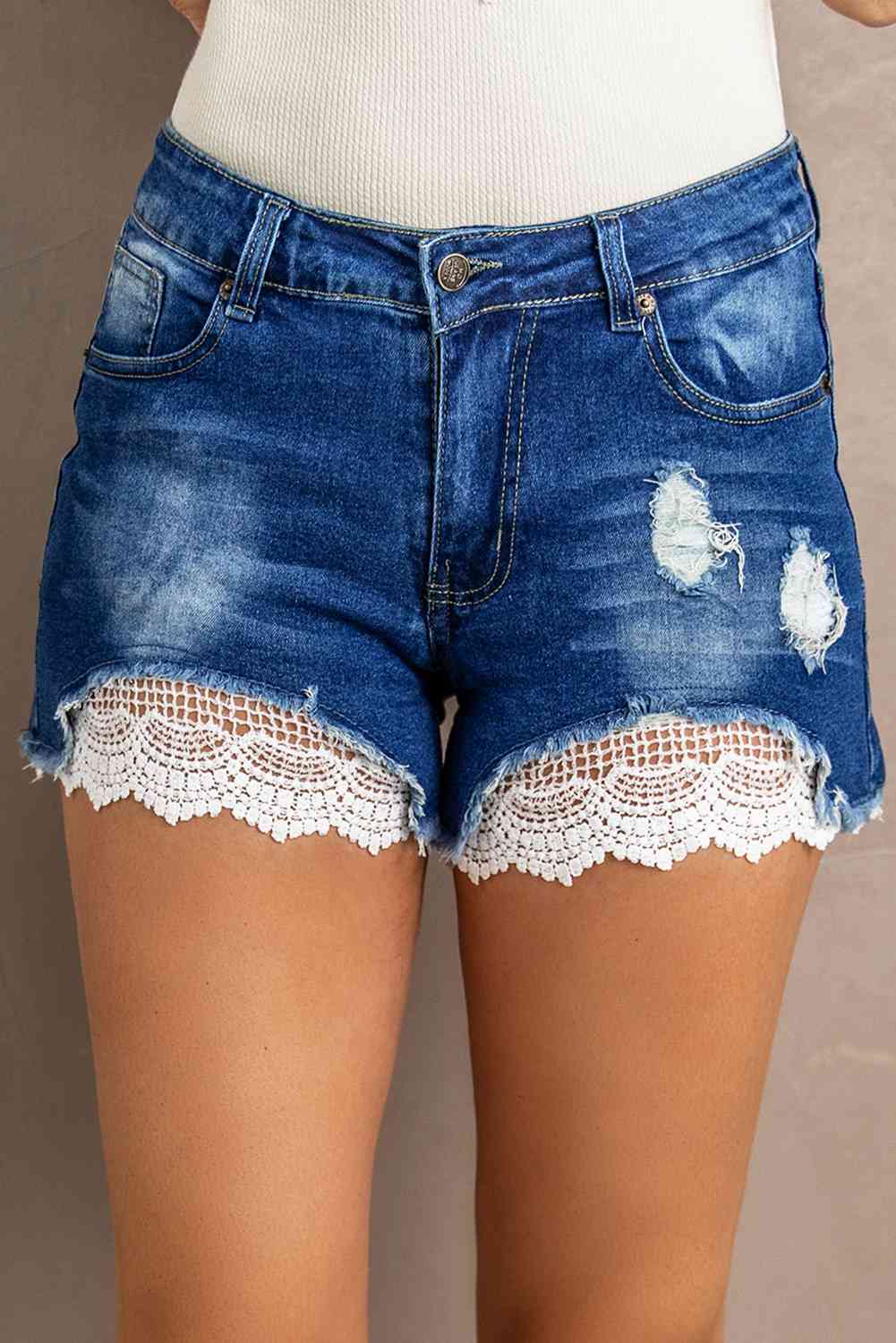 Shorts vaqueros desgastados con encaje empalmado