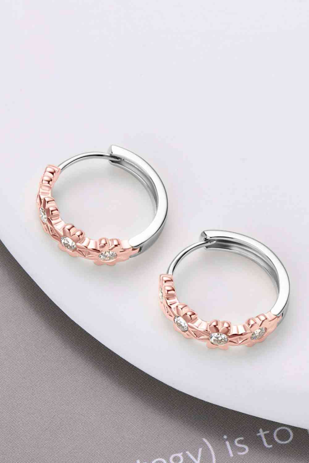 Pendientes Huggie de plata de ley 925 con moissanita