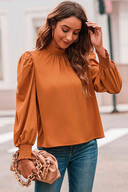 Blusa con mangas abullonadas y cuello simulado