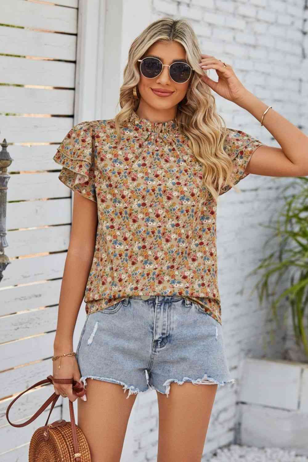 Blusa con mangas acampanadas y cuello con volantes florales