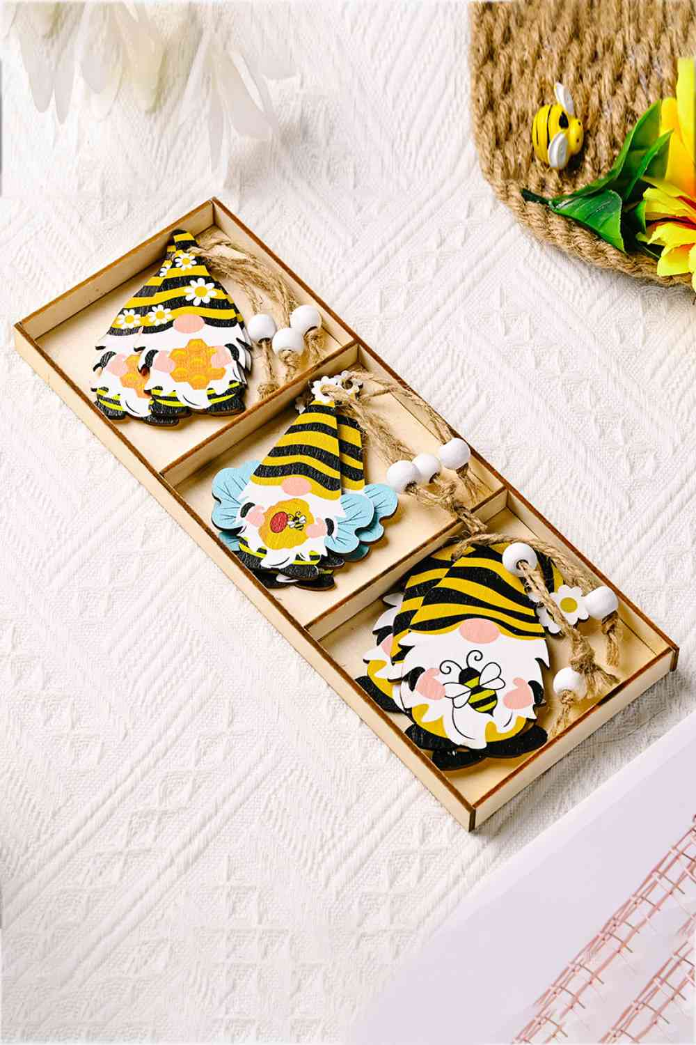 Paquete de 3 adornos de gnomos de madera de abeja