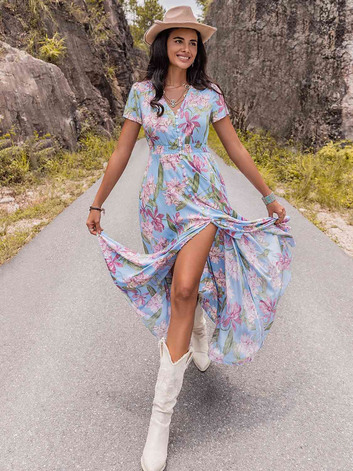 Vestido floral con abertura y cuello en V