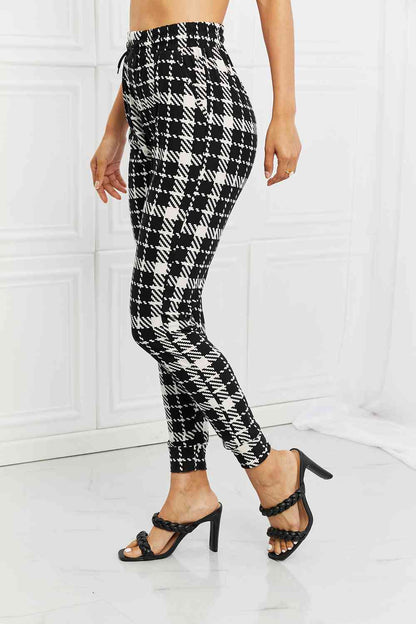 Leggings Depot Stay en joggers estampados de tamaño completo